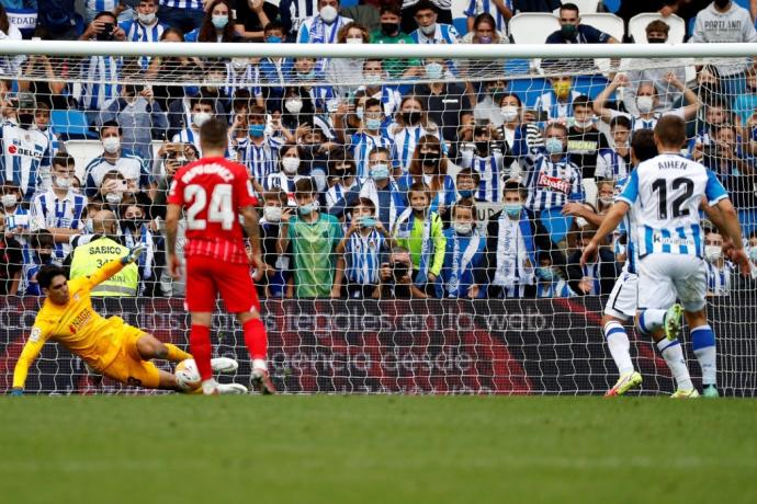 Jugada del partido que enfrentó a la Real y al Sevilla, con público al fondo