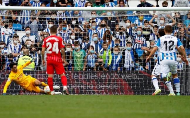 Jugada del partido que enfrentó a la Real y al Sevilla, con público al fondo