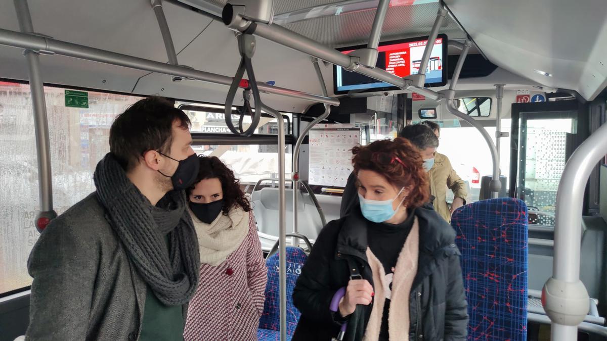 Las ediles Nora Abete y Amaia Arregi dentro de una de las unidades que cubre la nueva línea 55 de Bilbobus