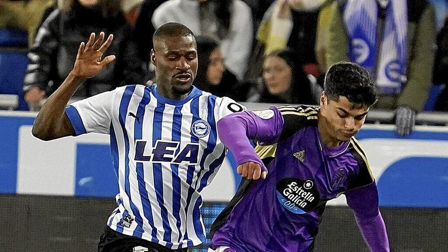 Sylla intenta recuperar un balón durante el último Alavés-Valladolid de Copa.