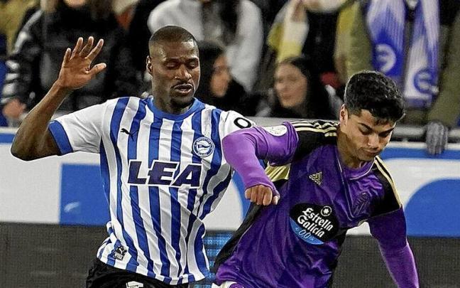 Sylla intenta recuperar un balón durante el último Alavés-Valladolid de Copa. Sylla intenta recuperar un balón durante el último Alavés-Valladolid de Copa.