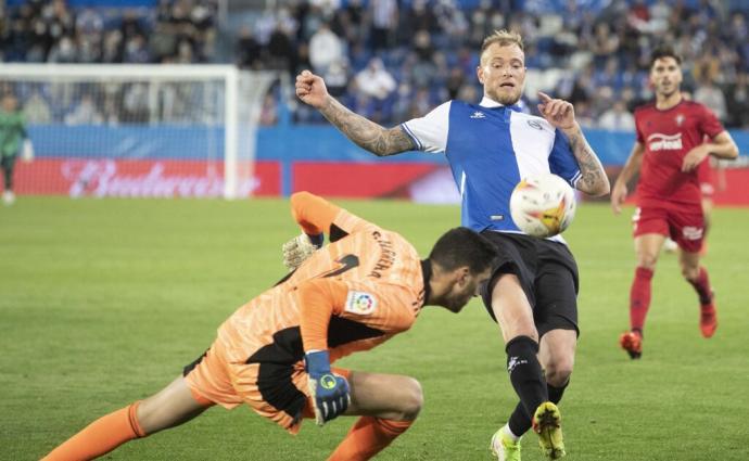 John Guidetti intenta batir a Sergio Herrera durante el último Alavés-Osasuna disputado en Mendizorroza.