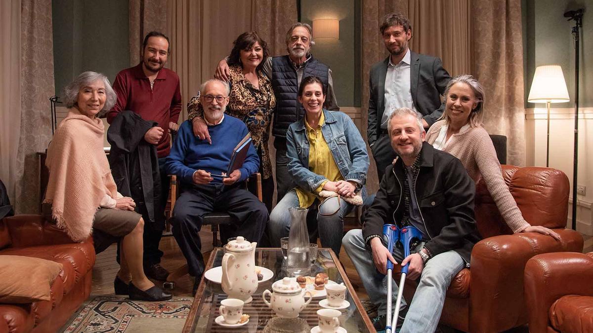 El elenco del cortometraje, con Fernando (sentado, tercero por la izquierda) y Agustín (de pie, quinto por la izquierda) Ustárroz.