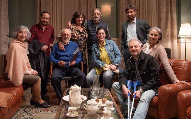 El elenco del cortometraje, con Fernando (sentado, tercero por la izquierda) y Agustín (de pie, quinto por la izquierda) Ustárroz. El elenco del cortometraje, con Fernando (sentado, tercero por la izquierda) y Agustín (de pie, quinto por la izquierda) Ustárroz.