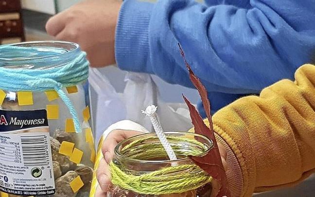 Reutizaron un bote de cristal para convertirlo en adorno navideño. | N.G.