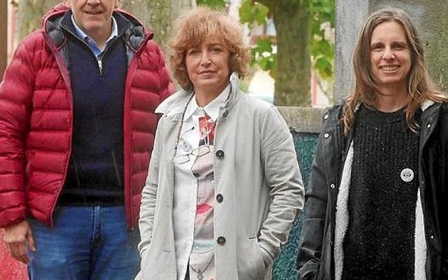 I&ntilde;aki Ostolaza, Arantxa Gajate y Maider Alberdi en la propuesta de los presupuestos. Foto: Zumaiako Udala
