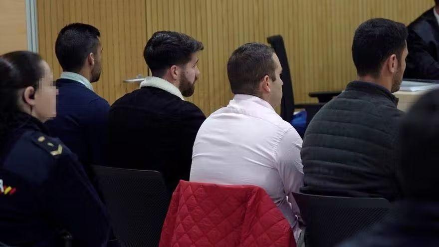 Los jóvenes sevillanos de La Manada, en el juicio en Pamplona.