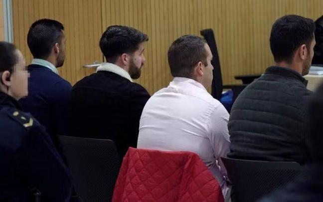 Los jóvenes sevillanos de La Manada, en el juicio en Pamplona. Los jóvenes sevillanos de La Manada, en el juicio en Pamplona.