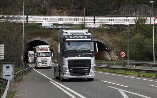 Camiones circulan por una carretera vasca Camiones circulan por una carretera vasca