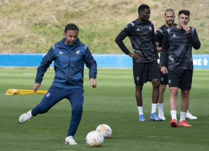 Calleja golpea el balón durante un entrenamiento del Alavés