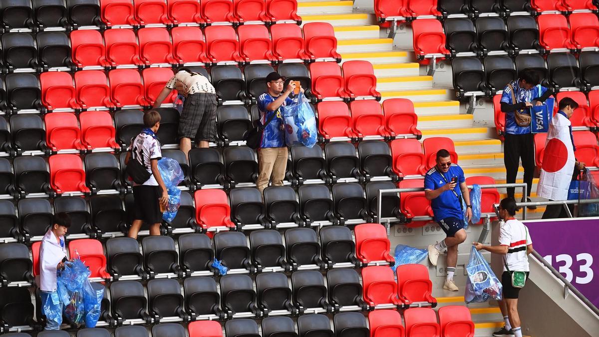 Varios seguidores de Japón tras el partido contra Costa Rica.