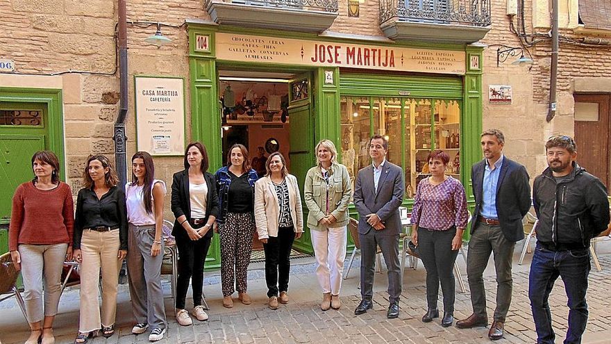 Irujo y Ezkutari, en representación del Gobierno foral, junto a representantes de los grupos de acción social de la zona.