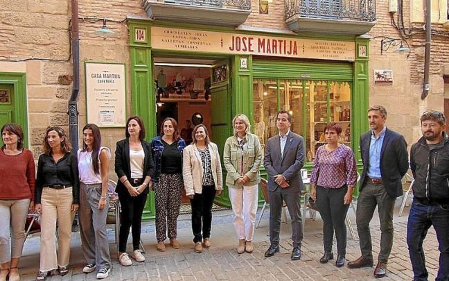 Irujo y Ezkutari, en representación del Gobierno foral, junto a representantes de los grupos de acción social de la zona. Irujo y Ezkutari, en representación del Gobierno foral, junto a representantes de los grupos de acción social de la zona.