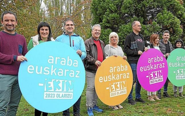 Lerro hauekin batera agertzen den irudian, Araba Euskaraz-eko antolatzaileek atzo edizio berriaren aurkezpenean. | ARGAZKIA: JORGE MUÑOZ Lerro hauekin batera agertzen den irudian, Araba Euskaraz-eko antolatzaileek atzo edizio berriaren aurkezpenean. | ARGAZKIA: JORGE MUÑOZ