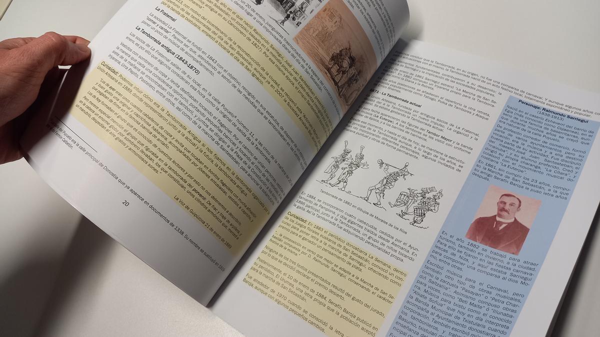 Una persona hojea la nueva publicación.