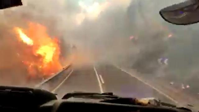 Espectacular pasillo de fuego en Balmaseda en el incendio de octubre de 2022
