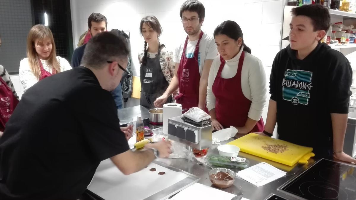 Clases de cocina navideña en la Casa de la Juventud.