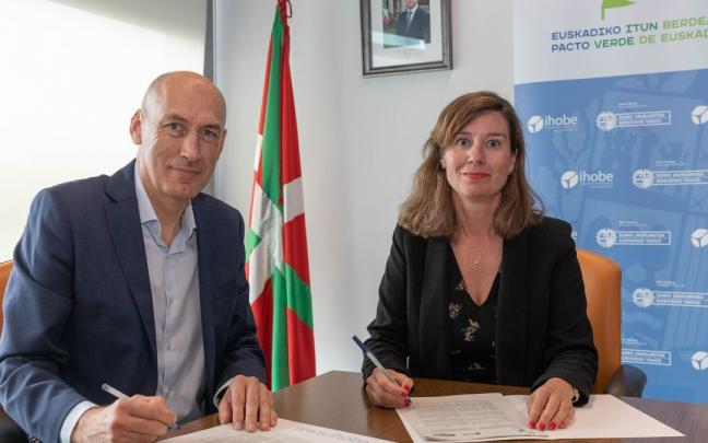 Firma del acuerdo de colaboraci&oacute;n entre IHOBE y LEA/AVC.