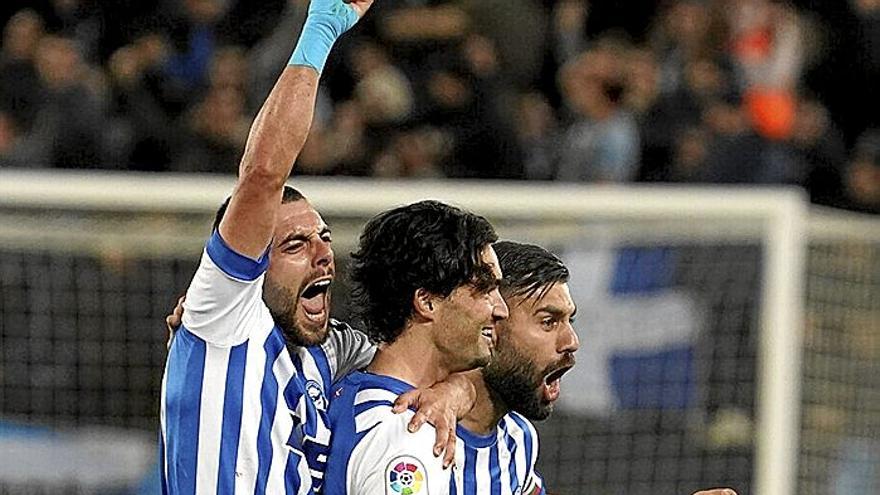 Rioja y Duarte celebran, junto a Jason, el único tanto del Alavés ante el Zaragoza. | FOTO: IÑIGO FORONDA