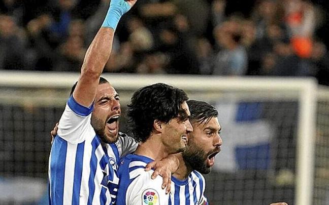 Rioja y Duarte celebran, junto a Jason, el único tanto del Alavés ante el Zaragoza. | FOTO: IÑIGO FORONDA