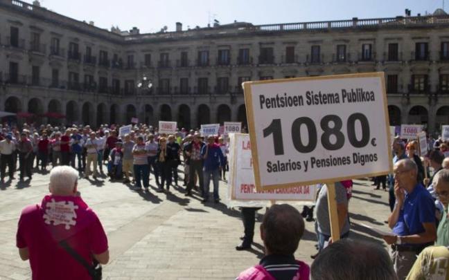 Protesta de los pensionistas alaveses en Vitoria.