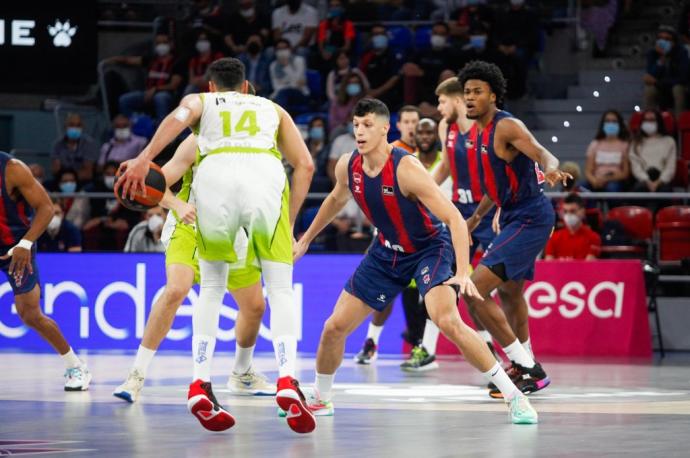 Fontecchio defiende al Meindl durante el último duelo del Baskonia en casa, frente al Fuenlabrada