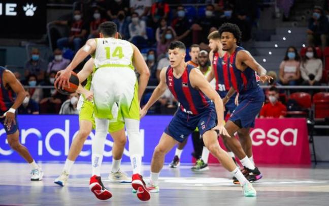 Fontecchio defiende al Meindl durante el último duelo del Baskonia en casa, frente al Fuenlabrada