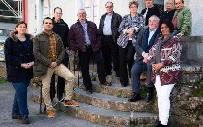 El agredido, Juan Luis Cid, segundo por la derecha, con el equipo del PNV de Ibarra