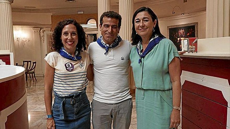 Los ediles Nora Abete y Carlos David García con la teniente de alcalde Yolanda Díez en la barra circular de Carlton.