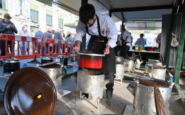 Hasta 60 putxeras con 120 kilos de alubias se cocinaron desde las 7.00 a las 12.00 horas para recaudar fondos solidarios para Aspanovas.