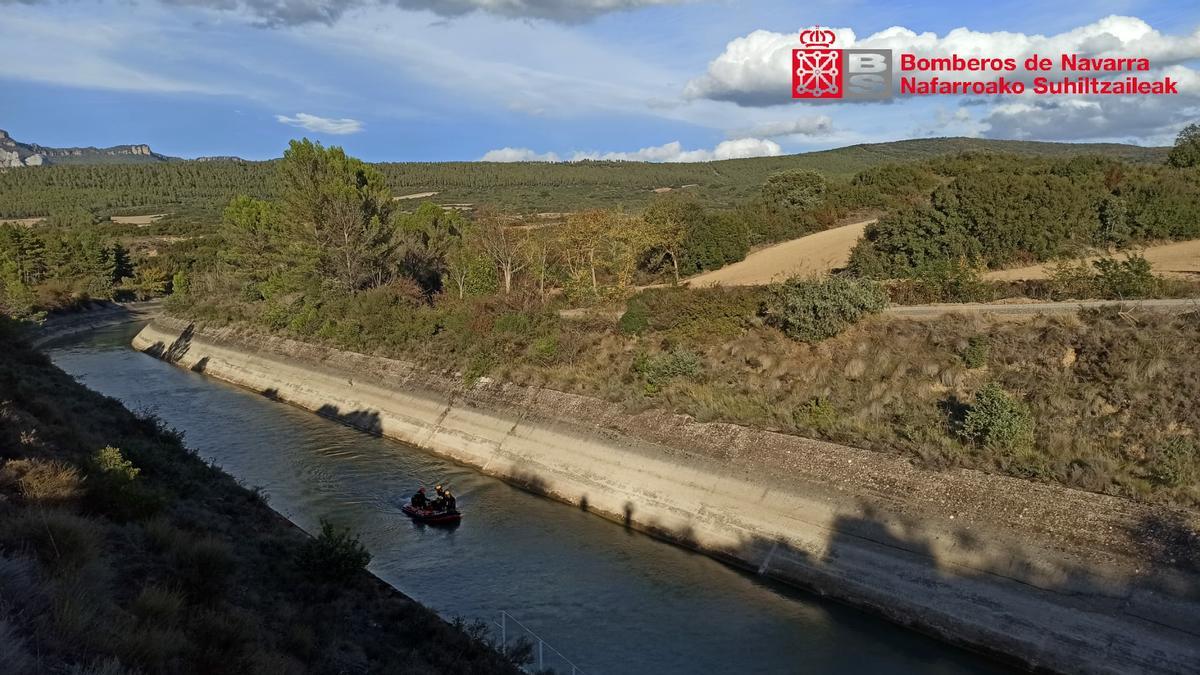 Los bomberos, en zodiac acuden a salvar al perro