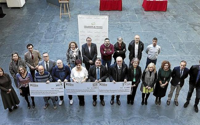Foto de familia en el Parlamento de Navarra tras la entrega de donativos de Fundación Remonte Euskal Jai Berri a tres asociaciones. Foto de familia en el Parlamento de Navarra tras la entrega de donativos de Fundación Remonte Euskal Jai Berri a tres asociaciones.