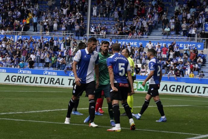 Miazga celebra el gol de Laguardia ante el Atlético