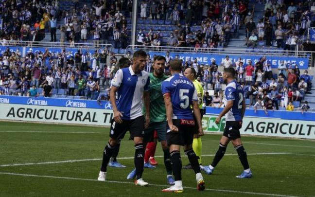 Miazga celebra el gol de Laguardia ante el Atlético