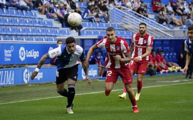 De la Fuente pelea por un balón con Hermoso.
