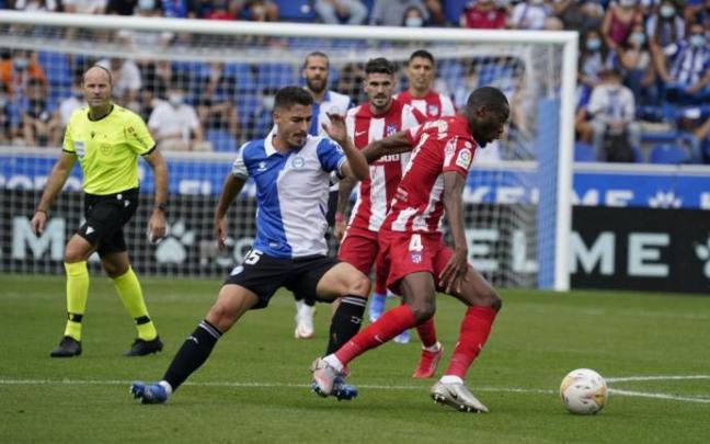 Toni Moya, durante el partido entre el Alavés y el Atlético en Mendizorroza.