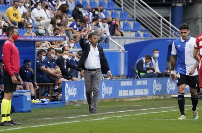 Calleja da instrucciones a sus futbolistas durante el triunfo contra el Atlético