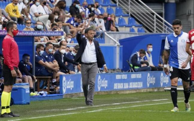 Calleja da instrucciones a sus futbolistas durante el triunfo contra el Atlético