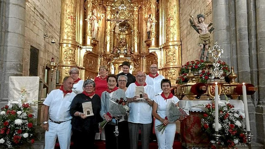 El matrimonio homenajeado, una de las enfermeras y miembros de la Asociación Horizonte.