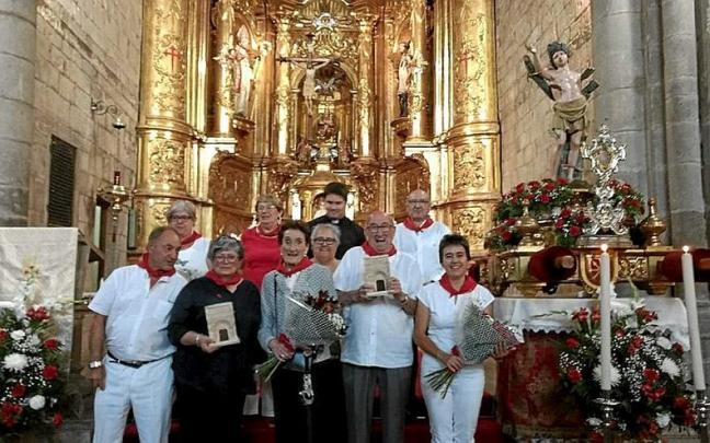El matrimonio homenajeado, una de las enfermeras y miembros de la Asociación Horizonte.
