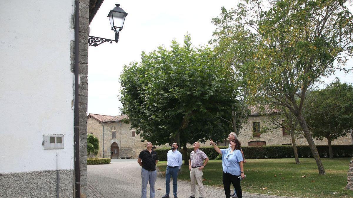 De izquierda a derecha, Moisés Garjón, Jesús Mari Rodríguez, Bernardo Ciriza, Michel Sabalza y Mª Dolores Orrio, comprobando el resultado de las obras.