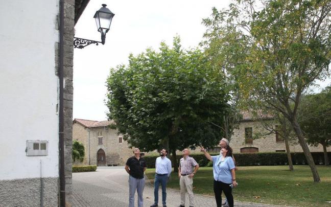 De izquierda a derecha, Moisés Garjón, Jesús Mari Rodríguez, Bernardo Ciriza, Michel Sabalza y Mª Dolores Orrio, comprobando el resultado de las obras. De izquierda a derecha, Moisés Garjón, Jesús Mari Rodríguez, Bernardo Ciriza, Michel Sabalza y Mª Dolores Orrio, comprobando el resultado de las obras.
