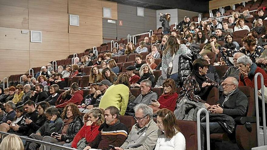 Decenas de personas acudieron a la representación ‘Katuen Kontuak’.