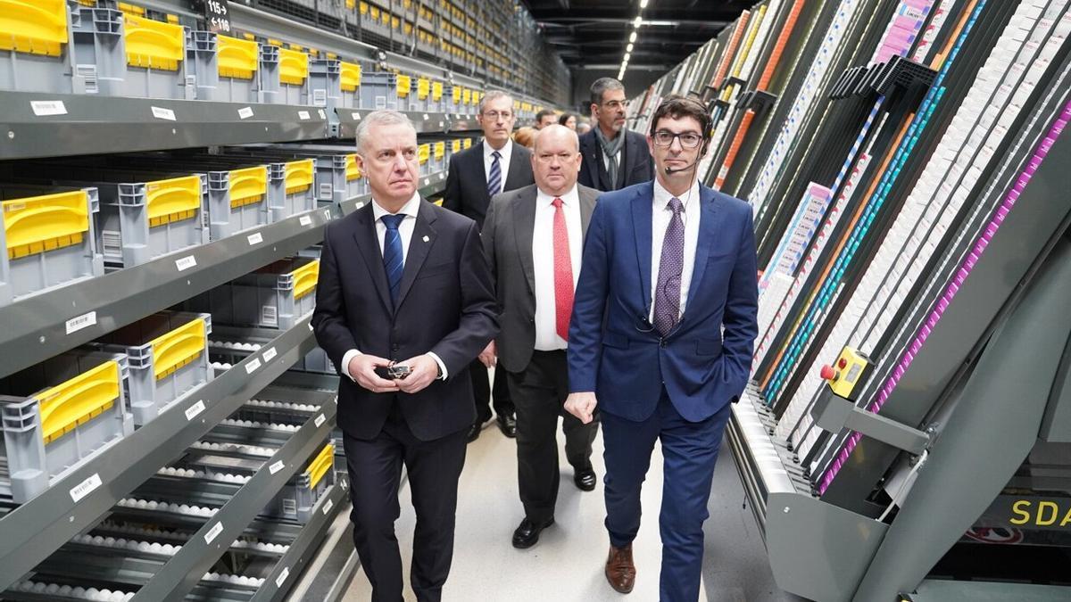 Juan Piera, a la derecha de esta imagen, junto al lehendakari, Iñigo Urkullu, y el presidente de DFG, Fernando Echeveste, en la visita guiada a las autoridades por el nuevo almacén de DFG