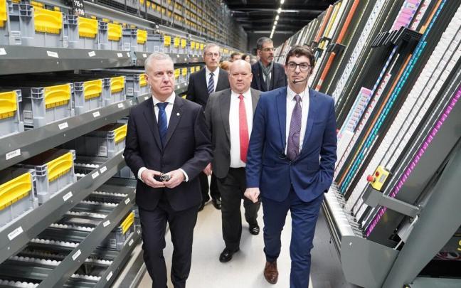 Juan Piera, a la derecha de esta imagen, junto al lehendakari, I&ntilde;igo Urkullu, y el presidente de DFG, Fernando Echeveste, en la visita guiada a las autoridades por el nuevo almac&eacute;n de DFG