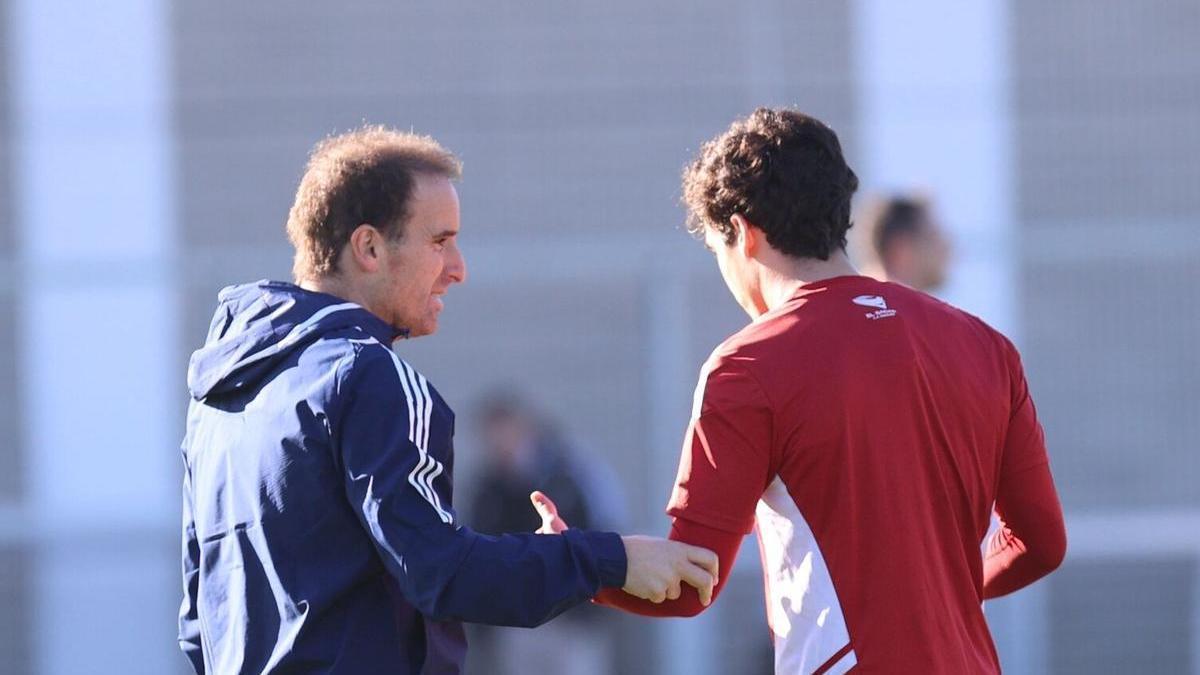 Jagoba Arrasate conversa con Manu Sánchez en el entrenamiento del martes.