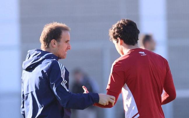 Jagoba Arrasate conversa con Manu S&aacute;nchez en el entrenamiento del martes.