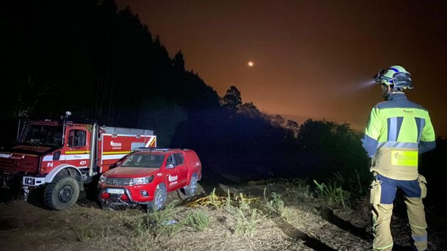 Las labores de los bomberos en la zona se han alargado durante la noche y esta mañana.