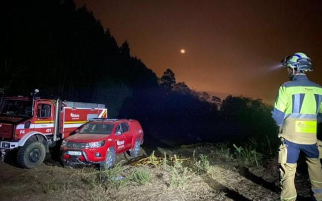 Las labores de los bomberos en la zona se han alargado durante la noche y esta mañana. Las labores de los bomberos en la zona se han alargado durante la noche y esta mañana.