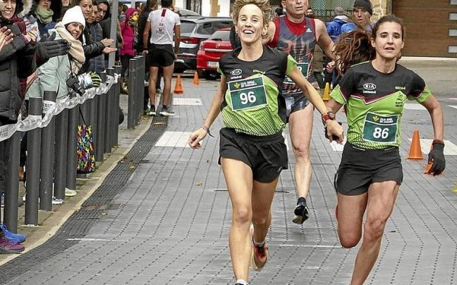 Izaskun Beunza y María Ordóñez se dirigen juntas a la meta.
